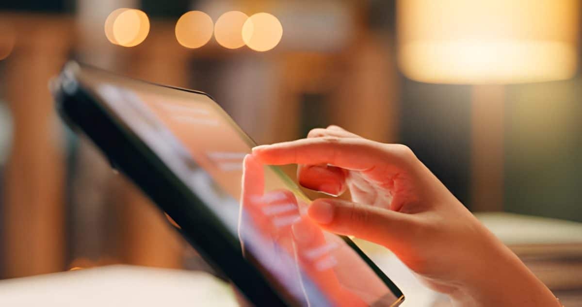 Tecnología, noche y gerente en la oficina con informe de internet