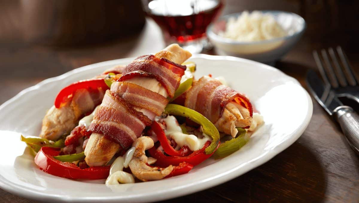 Receta de alambre de pollo con bacon, pimientos y queso para tacos caseros