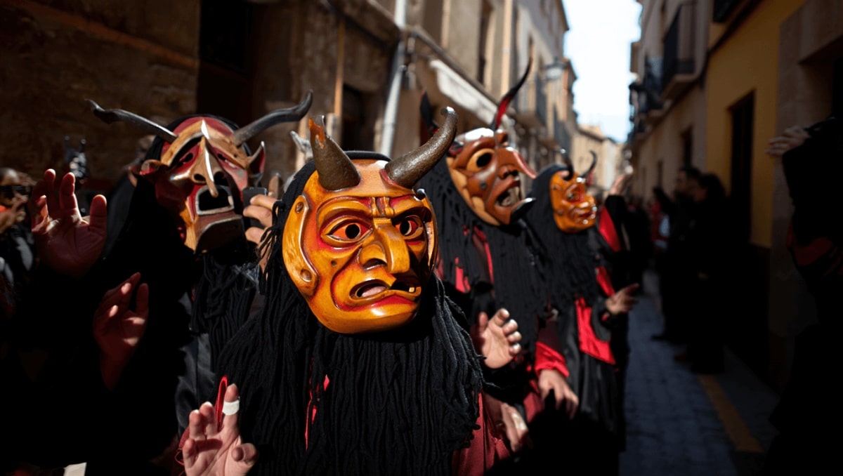 Los Carnavales más ancestrales de España: máscaras de madera y diablos por las calles