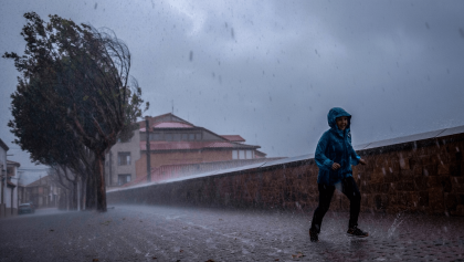 La AEMET activa la alerta naranja por lo que llega a España: lluvias, tormentas y polvo en suspensión