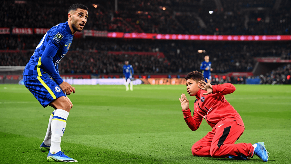 La UEFA expedienta a Pedro Neto por empujar a un recogepelotas en París