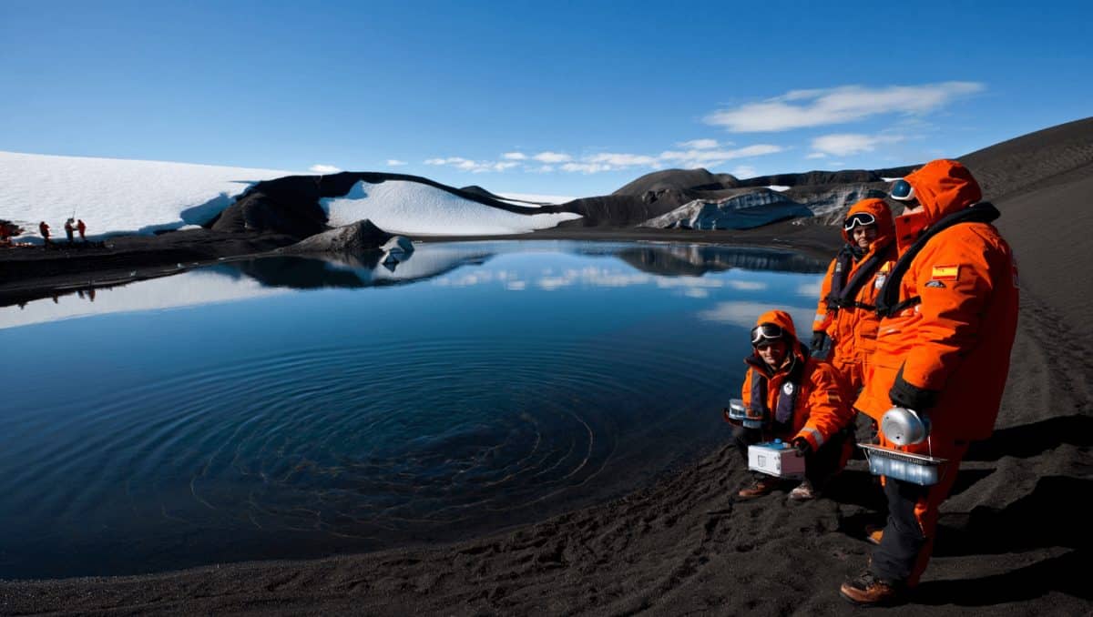 Descubren agua subterránea en Antártida conectada al océano bajo lagos volcánicos