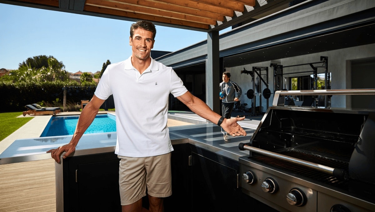 Así es la impresionante casa de Omar Montes: piscina, barbacoa, gimnasio y Raphael de vecino