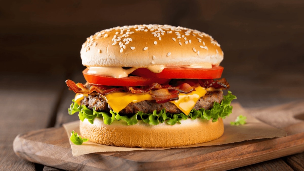 Burger King lanza una nueva hamburguesa inspirada (muy libremente) en el salvaje oeste: qué cuesta y qué lleva