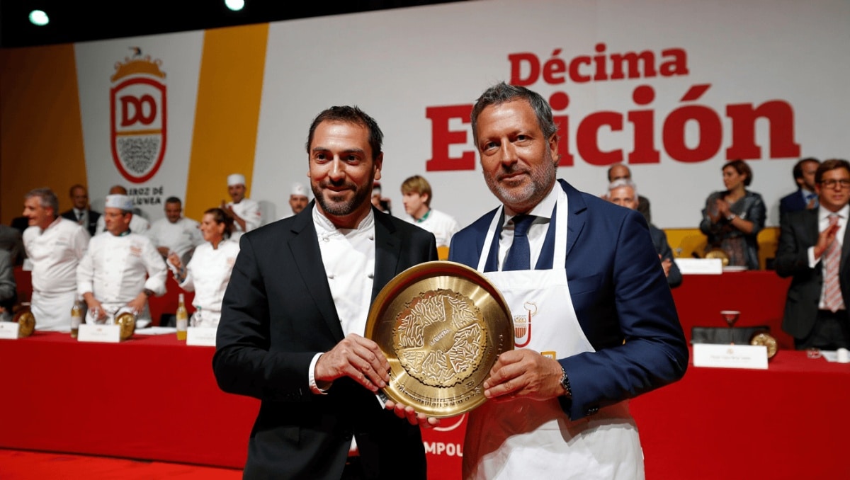 
     Los cocineros Néstor López y Carlos Monge se llevan a Madrid el premio al Arrocero del futuro, con una paella de pestorejo   