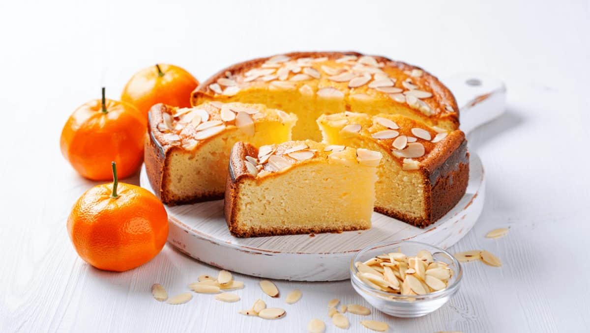 Bizcocho de mandarina y almendra: receta sin gluten de miga suave y jugosa