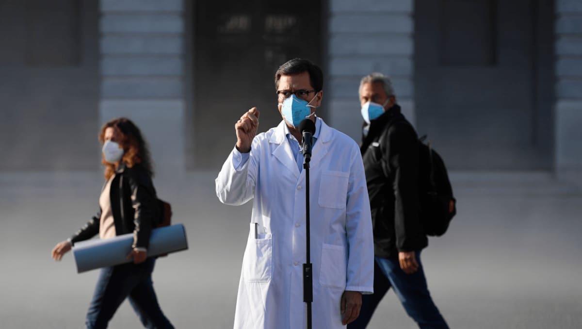 Se insta a los españoles a no hacer deporte en la calle y salir con mascarilla FPP2