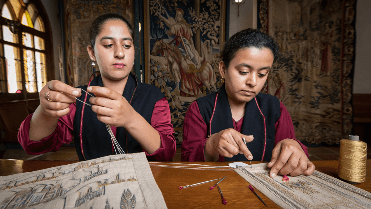 Dibujo, color, hilo de seda y agujas: otra forma de contar la historia