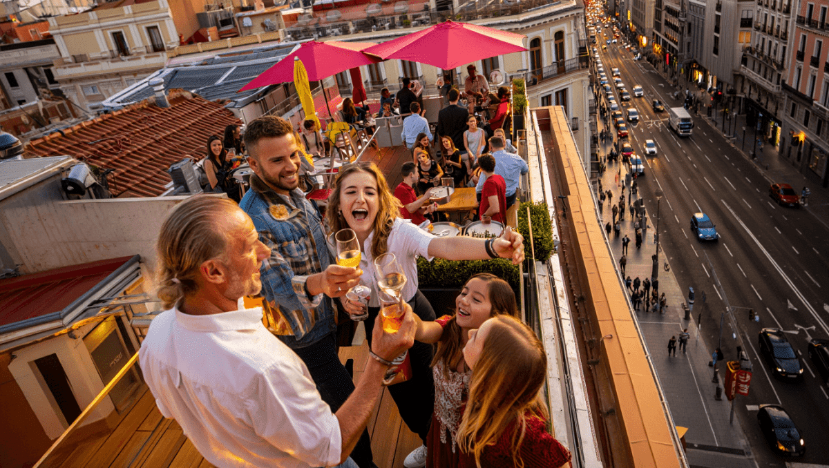 El tardeo madrileño que se vive en el cielo de la Gran Vía