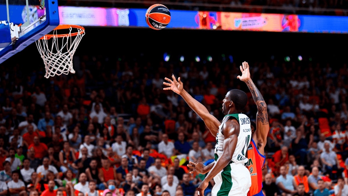 Hayes-Davis tumba al Valencia y se lleva media Final Four a Atenas