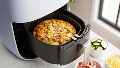 Pastel de calabacín, jamón y queso en freidora de aire: una receta muy fácil y (aún más) sabrosa