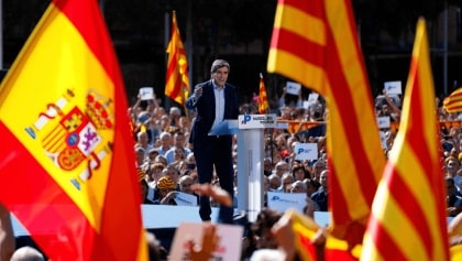 Feijóo se vuelca en Cataluña para reforzar su partido y aprovechar los recelos que genera el "viacrucis" de Sánchez