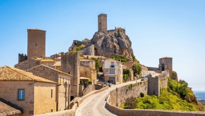El impresionante pueblo medieval amurallado ideal para una escapada de fin de semana: está en un macizo rocoso y casi no tiene turistas