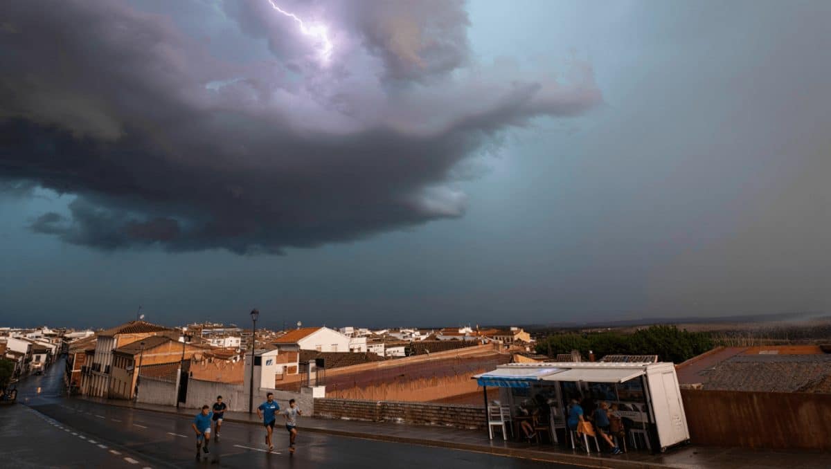 AEMET no para de lanzar avisos de lo que viene a España: detectan elevado riesgo por lluvias y tormentas muy fuertes