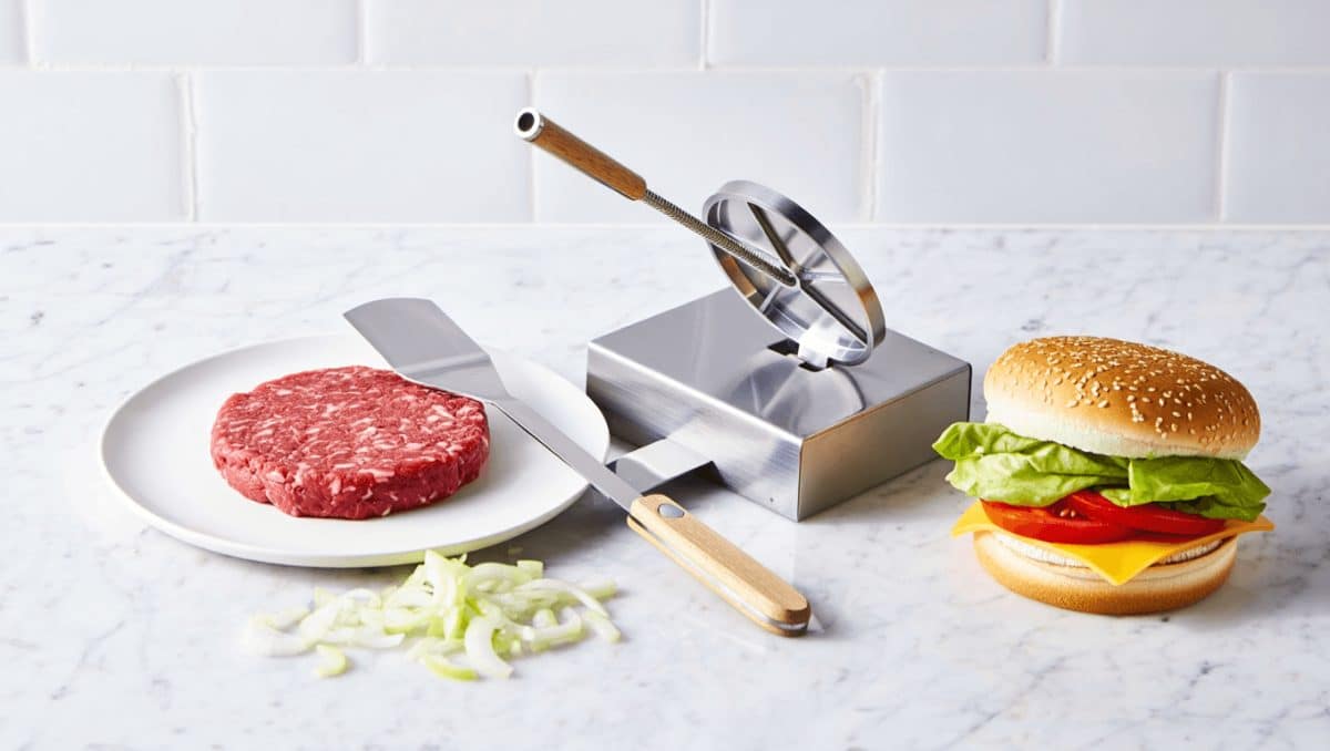 Lidl vende un completo kit para preparar smash burguer en casa: es de acero inoxidable y cuesta menos de 10 euros