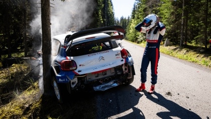 Ogier sufre un escalofriante accidente en la penúltima etapa del Rally de Finlandia