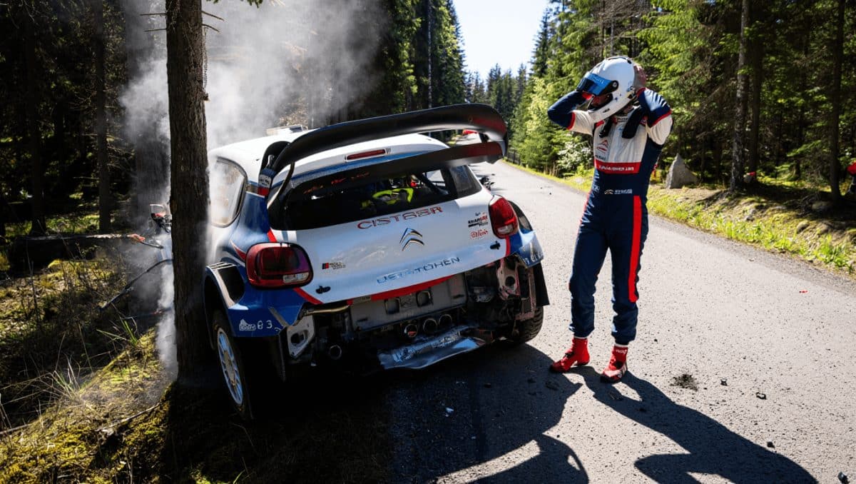 Ogier sufre un escalofriante accidente en la penúltima etapa del Rally de Finlandia