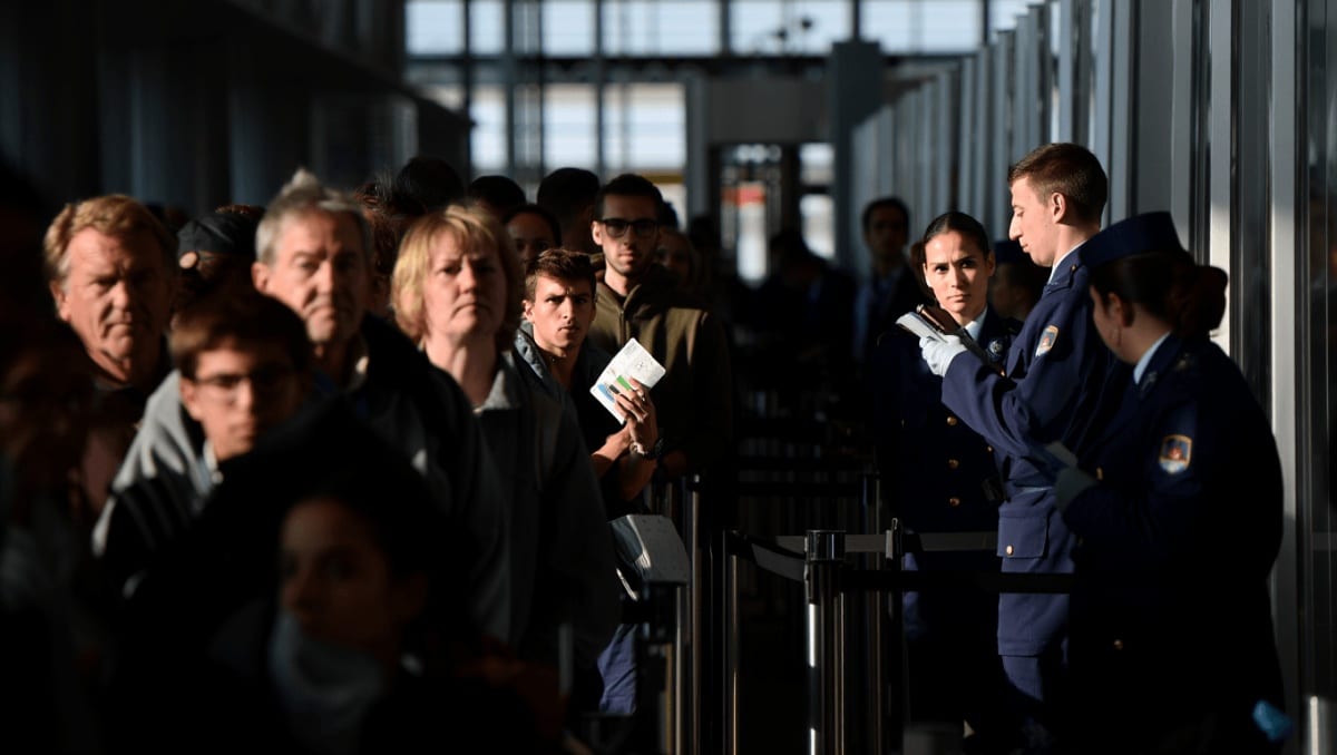 España realiza controles a 199 pasajeros de terceros países en el primer día de restablecimiento de fronteras con Italia