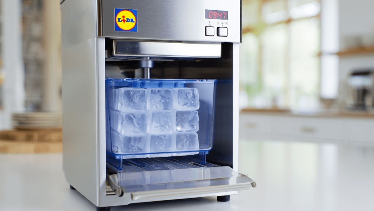 Lidl tiene la máquina de hielo que nos evitará tener que bajar al súper a por bolsas: prepara nueve cubitos grandes en menos de 10 minutos