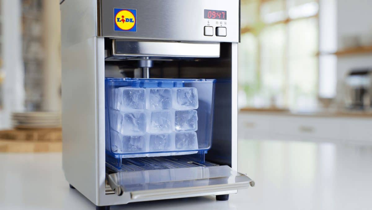 Lidl tiene la máquina de hielo que nos evitará tener que bajar al súper a por bolsas: prepara nueve cubitos grandes en menos de 10 minutos