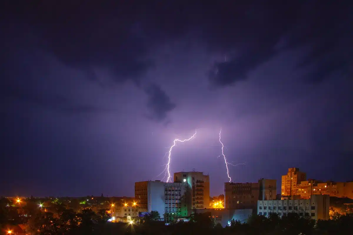Tormenta con lluvia y granizo cayendo sobre el paisaje