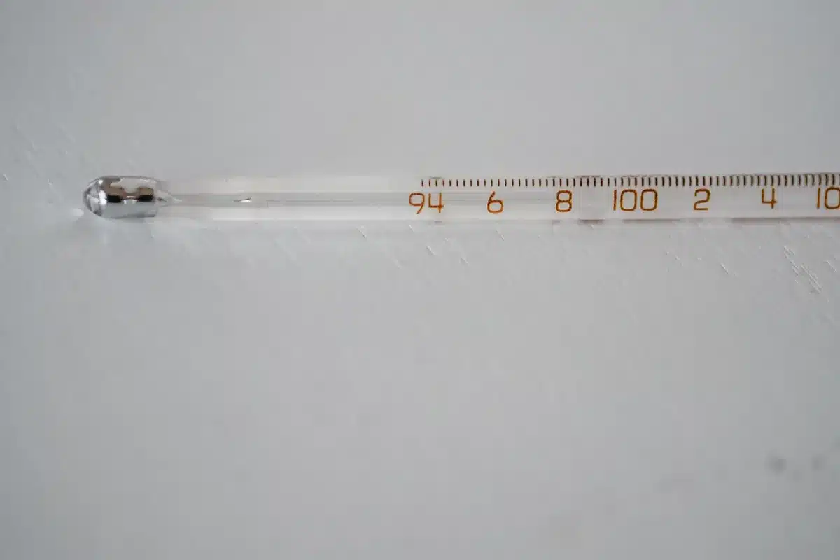 Term&oacute;metro mostrando variaciones de temperatura en distintas regiones