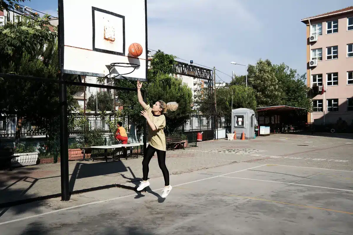 Jugadora de baloncesto femenino en acción durante un partido en cancha