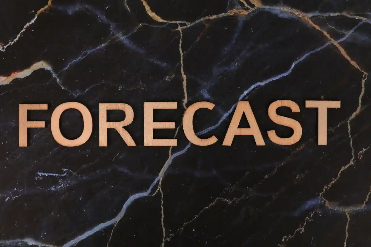Meteorólogo analizando mapas y datos de pronóstico en una estación de trabajo profesional