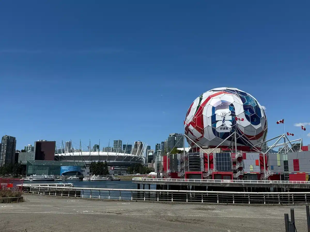 Estadio de f&uacute;tbol con afici&oacute;n durante un partido internacional