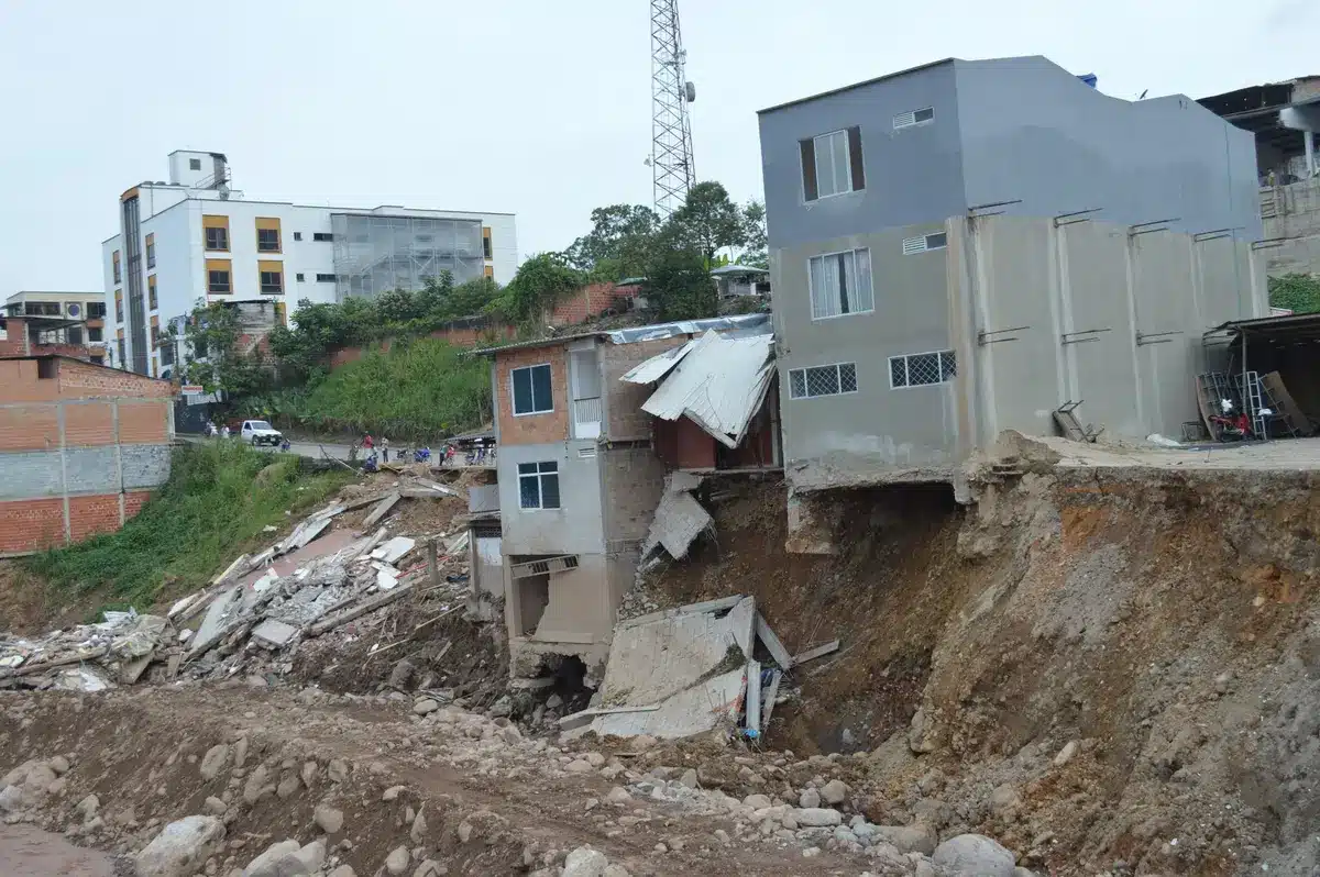 Daños en instalaciones deportivas tras terremoto: escombros, grietas y árboles derribados