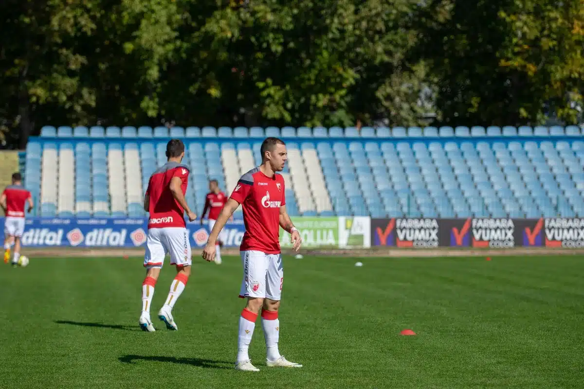 Futbolistas en el campo durante un entrenamiento de pretemporada, preparándose físicamente.