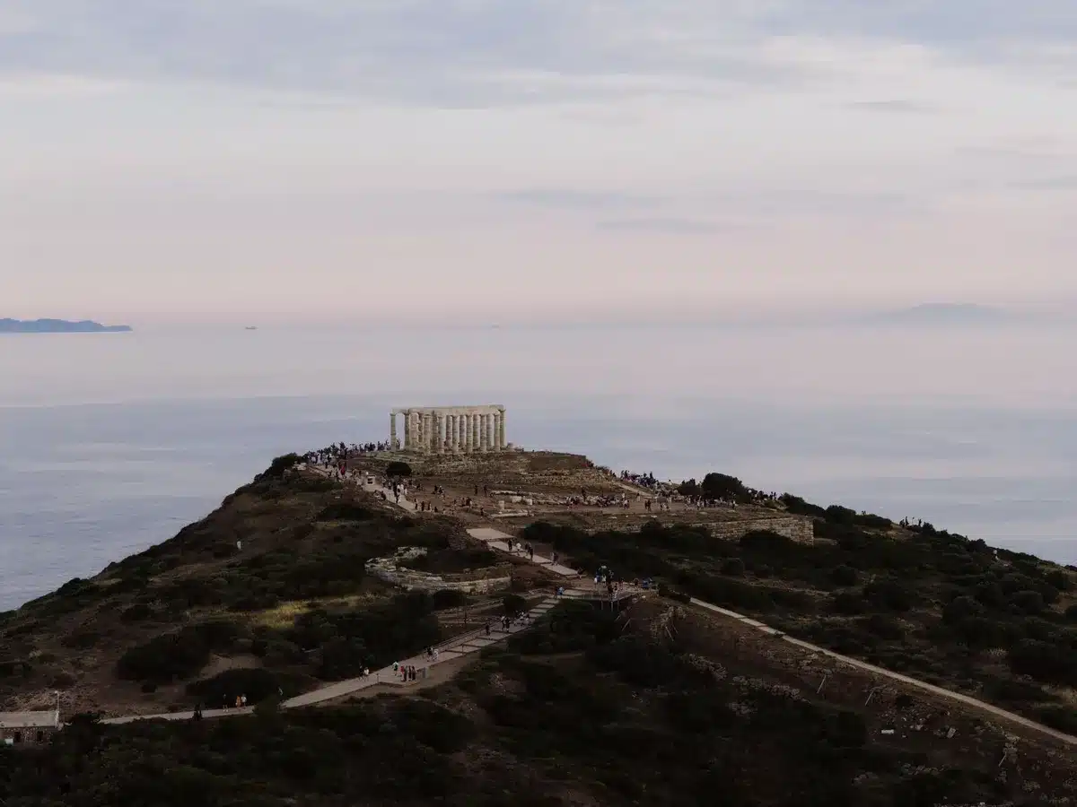 Escena de una costa mediterránea de los noventa con atmósfera mágica y misteriosa.