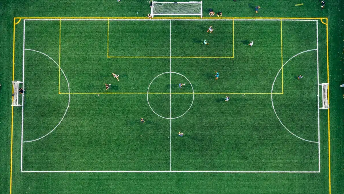 Futbolista en el terreno de juego durante un entrenamiento o partido