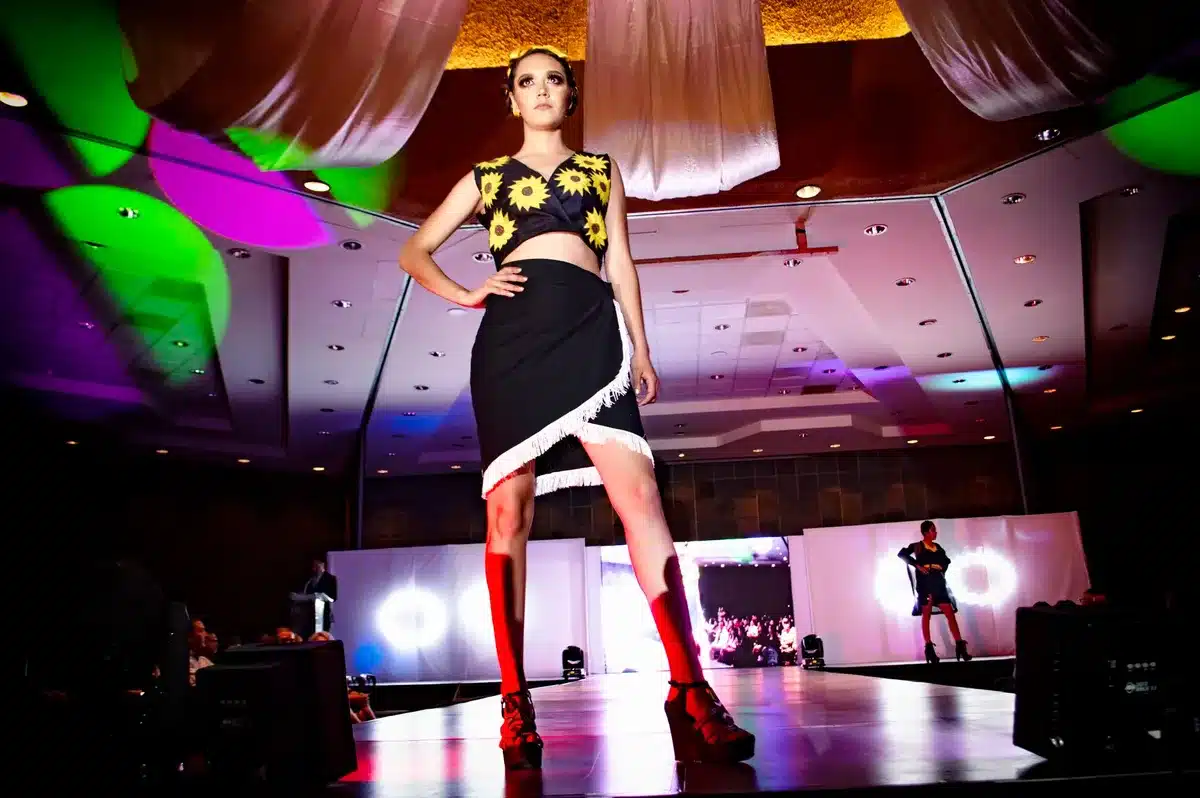 Pasarela de moda en Miami con modelos desfilando durante un evento internacional.
