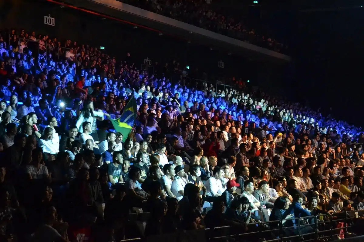Escena de teatro en directo con actor y p&uacute;blico en vivo