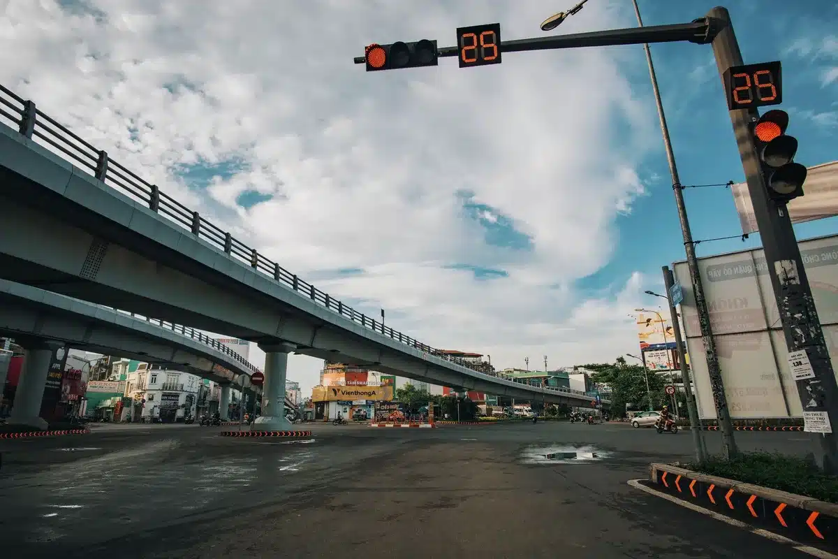 Termómetro marcando temperaturas extremas bajo el intenso calor del mediodía en una calle urbana desierta