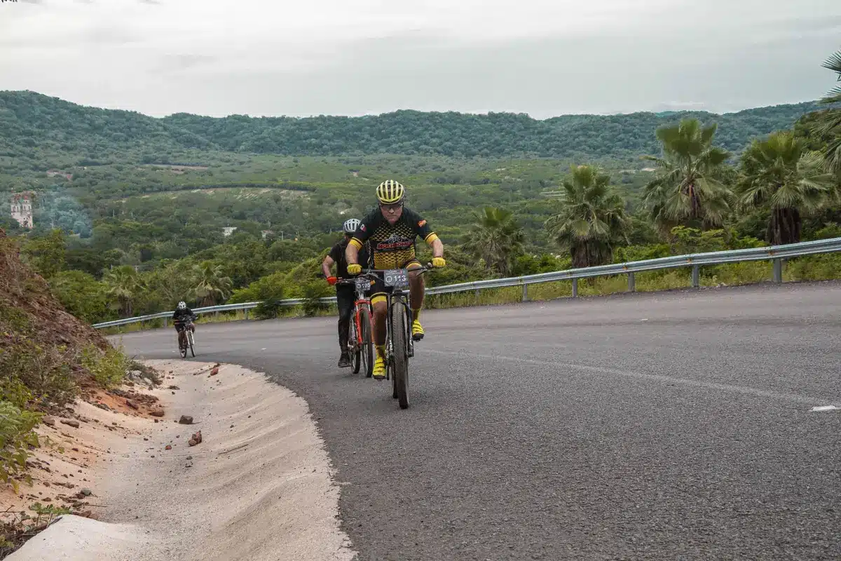 Ciclista escalador en acci&oacute;n durante una etapa de monta&ntilde;a