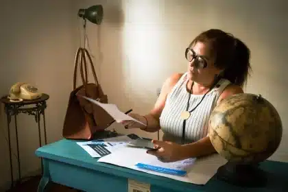 Documentos legales y calendario en un escritorio de oficina ministerial que refleja la urgencia de la crisis