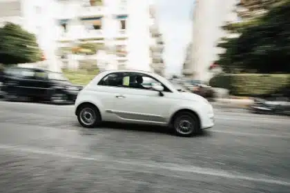 Cámara de radar móvil en vehículo de control de tráfico en carretera