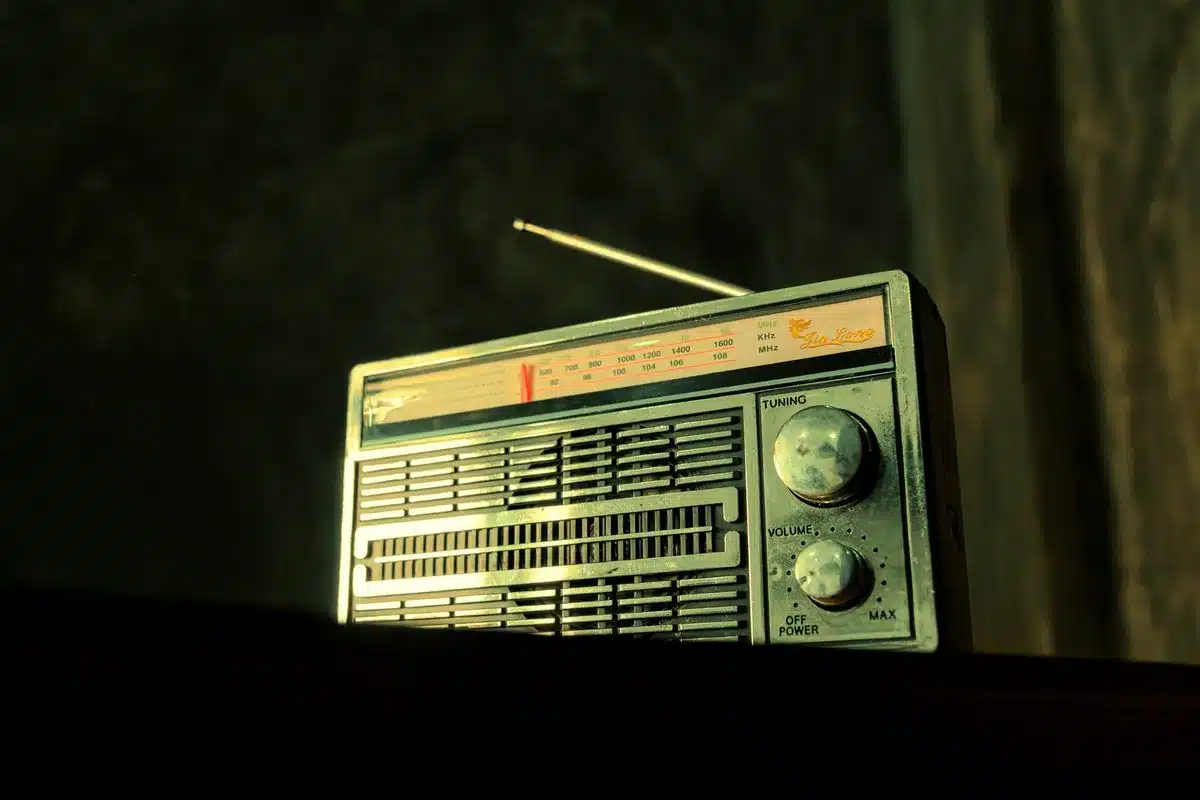 Equipo de radiodifusi&oacute;n vintage en una emisora local de Detroit