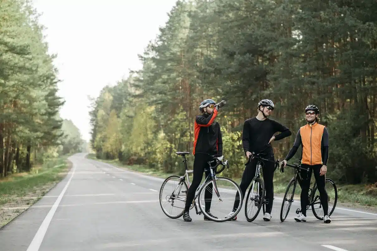 Ciclistas entrenando intensamente en carretera como parte de la preparación previa a La Vuelta.