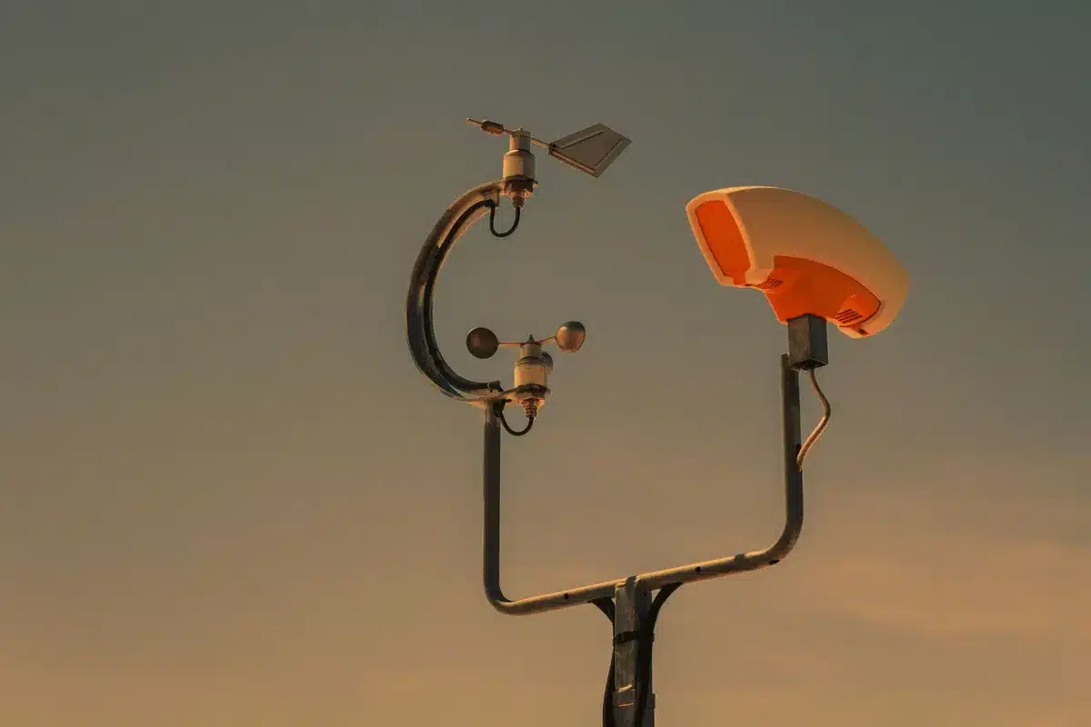 Centro de monitoreo meteorológico con pantallas de datos de alertas y pronósticos en tiempo real