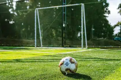 Delantero joven en acción dentro del área durante un entrenamiento