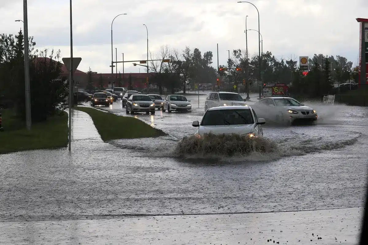 Carretera inundada tras lluvia intensa en el noroeste de España