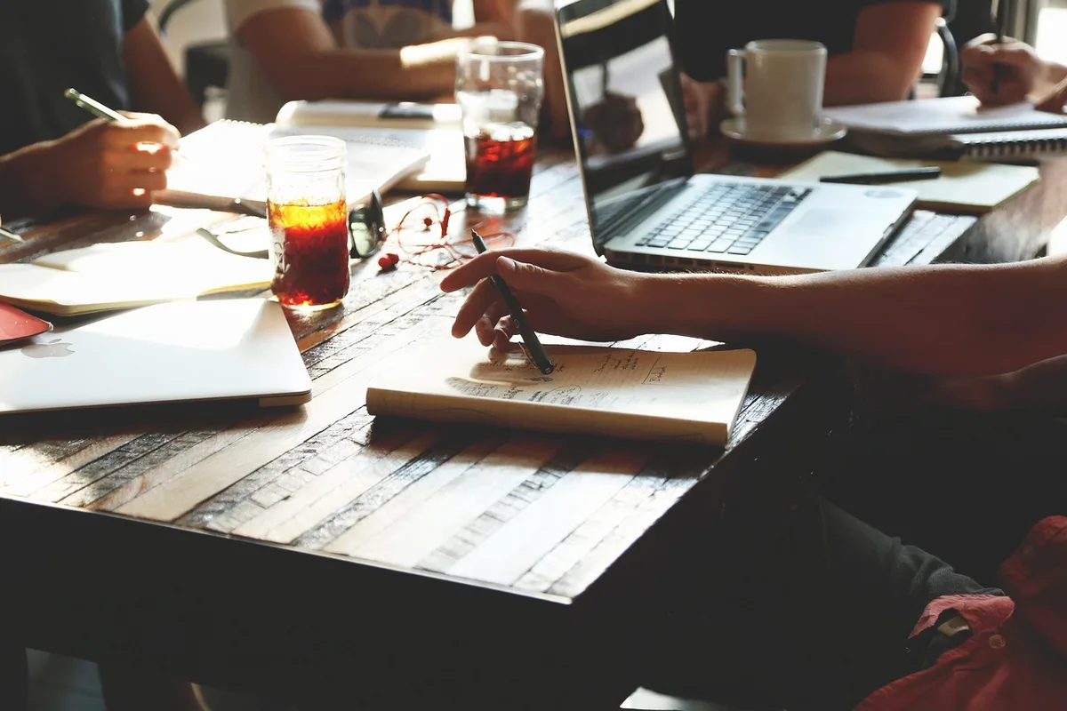 Abogados colaborando en una reuni&oacute;n de trabajo profesional