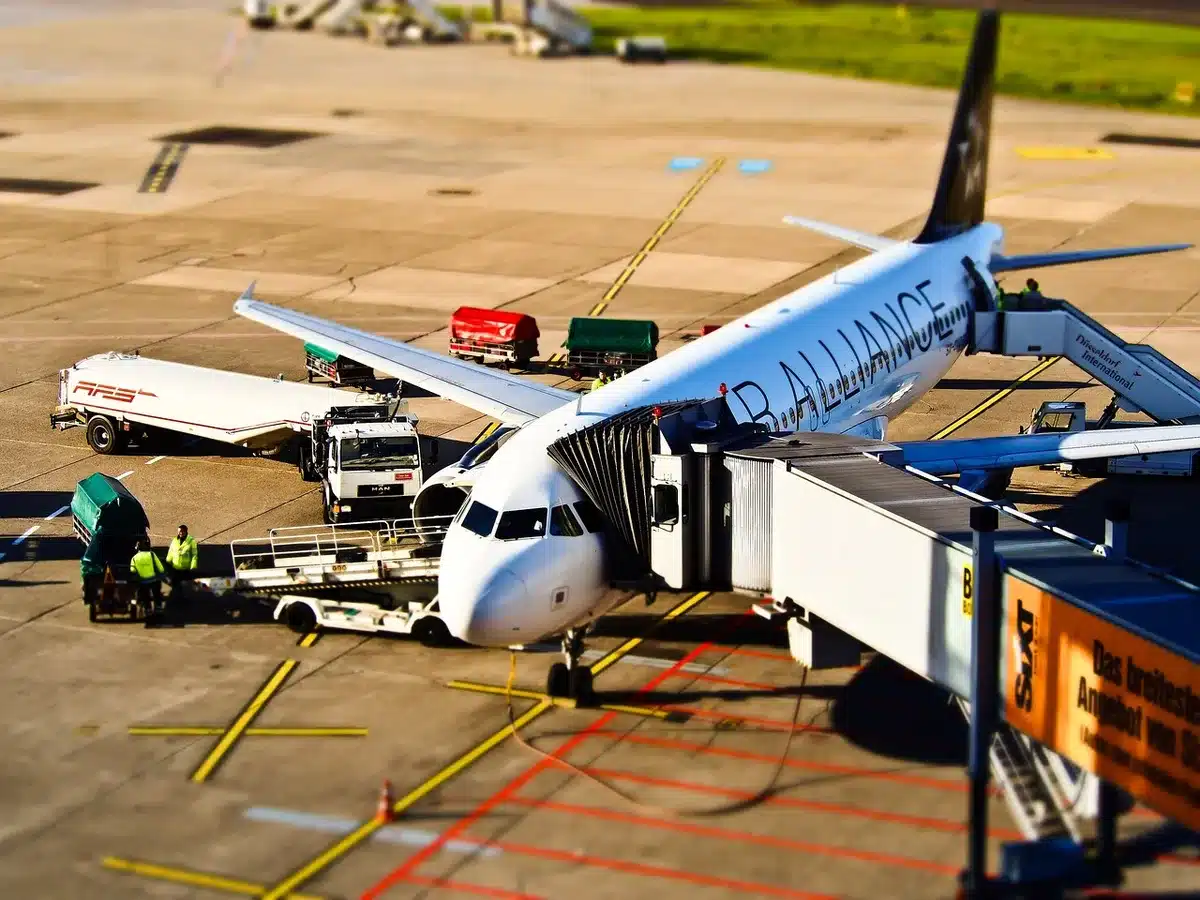 Pasajeros esperando en una terminal de aeropuerto durante controles documentales