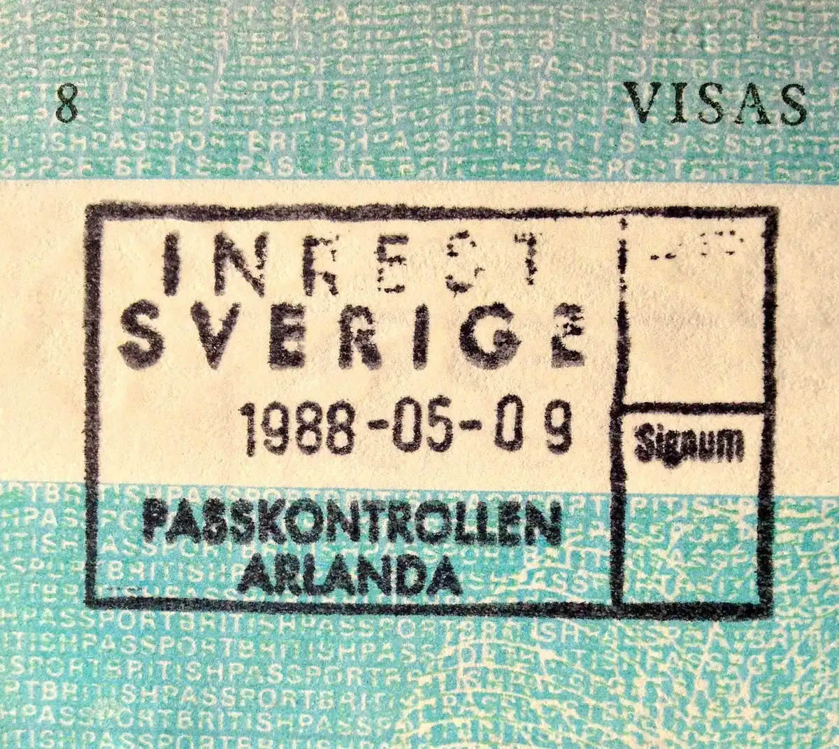 Viajero mostrando documentaci&oacute;n en un control de fronteras
