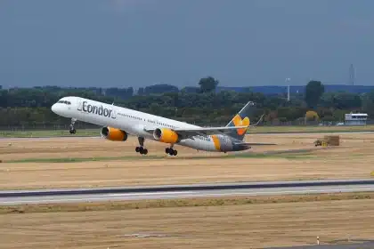 Cola de pasajeros en un control de seguridad de aeropuerto con agentes verificando documentación