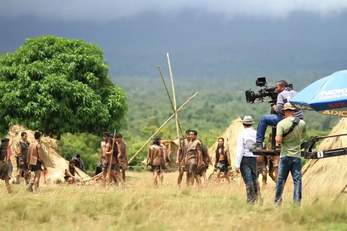 Claqueta y equipo en un set de rodaje preparando una escena
