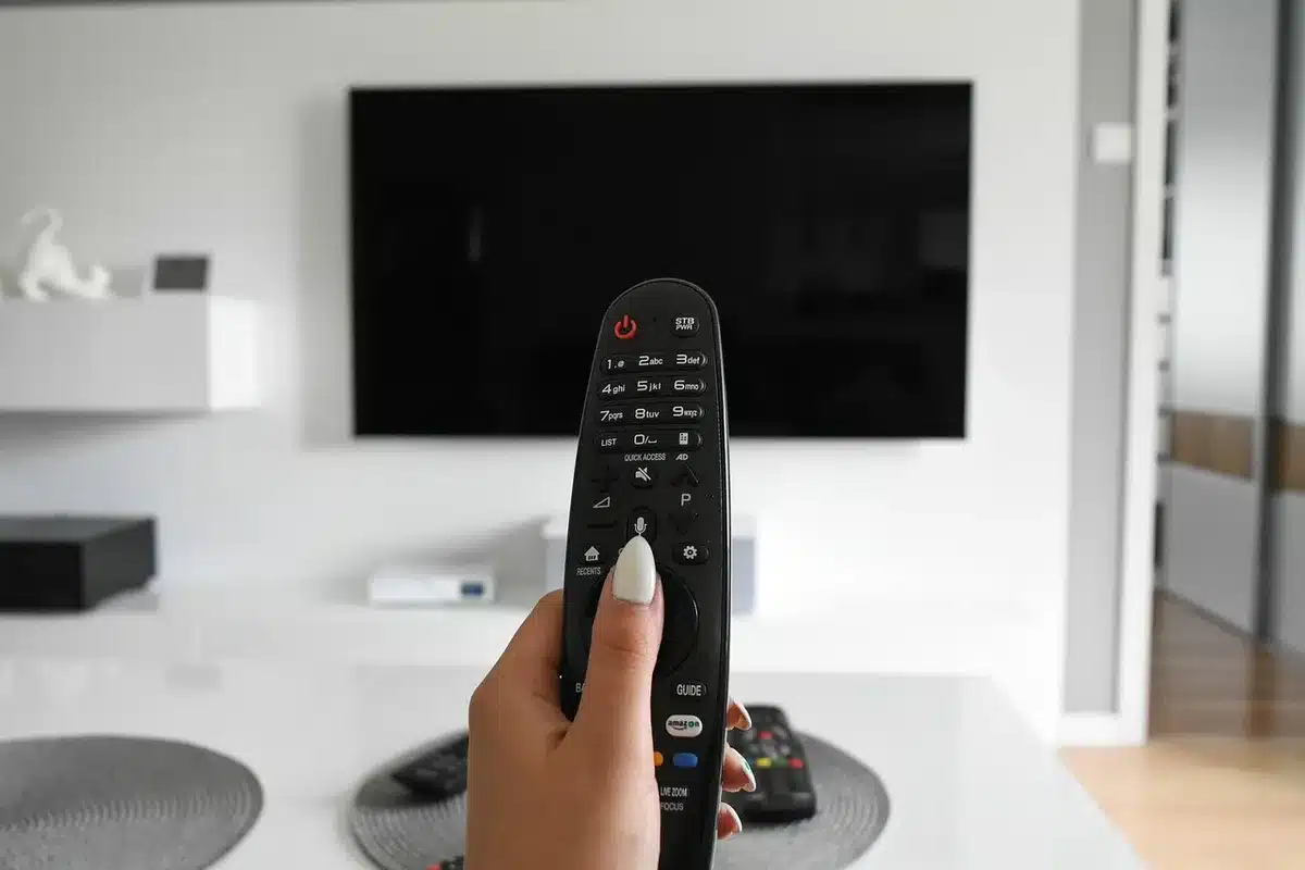 Sala de control de emisiones con monitores de partidos